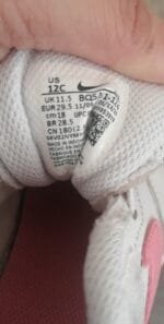 Polovne Nike patike, bele boje sa roze znakom, velicine 29,5.