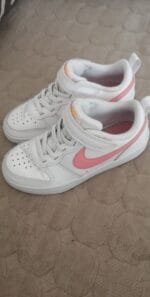 Polovne Nike patike, bele boje sa roze znakom, velicine 29,5.