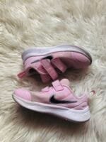 Polovne patike Nike, roze boje ,velicine 25, na poklon.