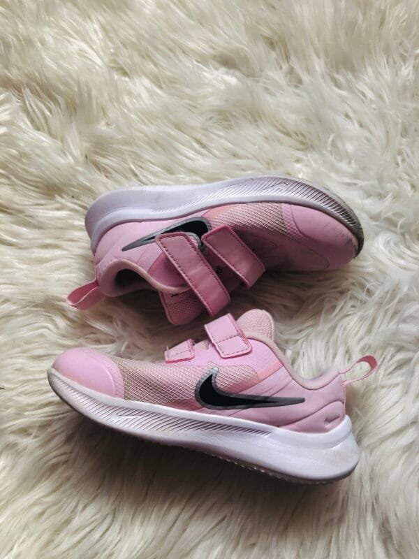 Polovne patike Nike, roze boje ,velicine 25, na poklon.