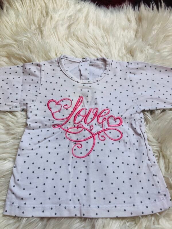 Polovna majica dugih rukava, bela sa srebrnim tackicama i roze natpisom "Love".