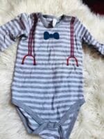 Polovni bodiji za bebu decaka, velicine 12-18m, sa leptir masnom nacrtanom.