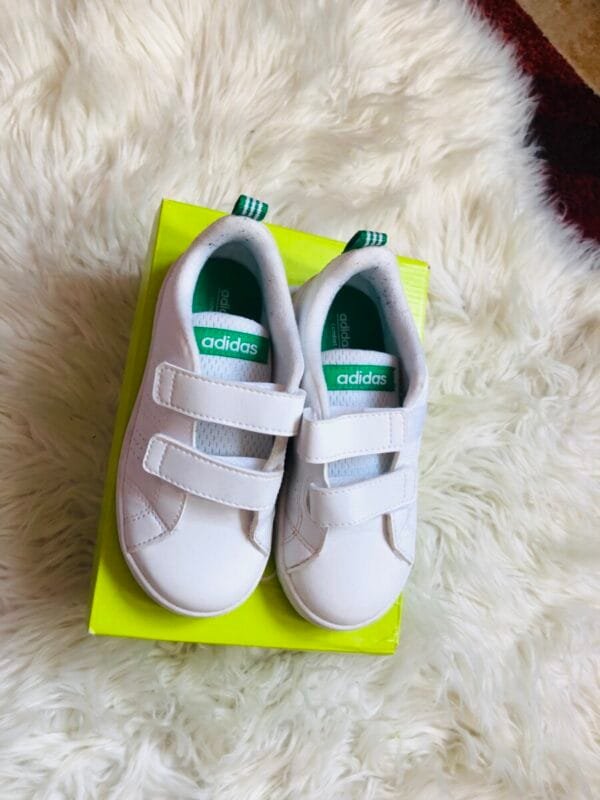 Polovne Adidas patike, bele, velicine 26.