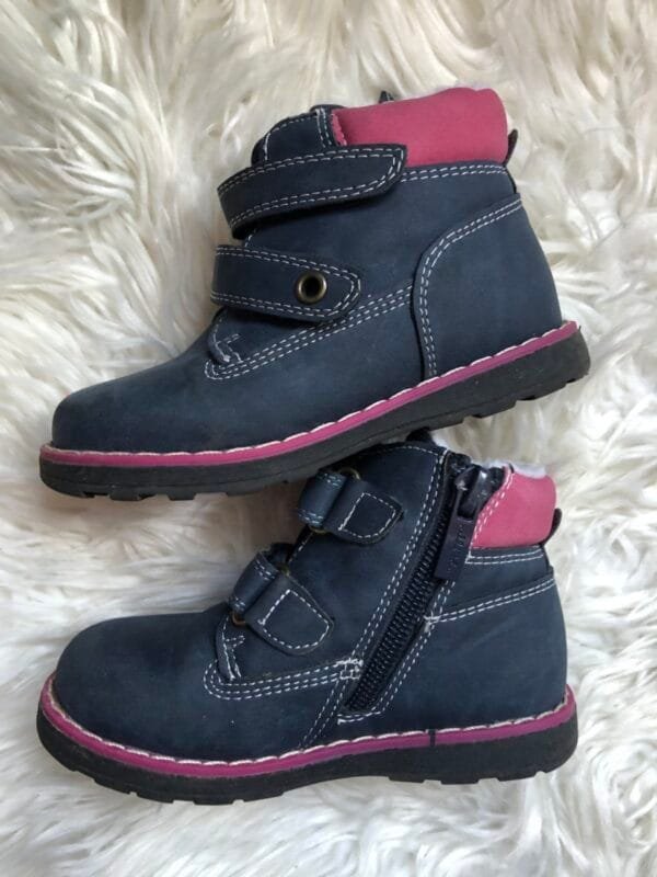 Polovne zimske cipele teget za devojcicu, velicine 24.