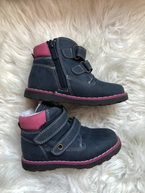 Polovne zimske cipele teget za devojcicu, velicine 24.