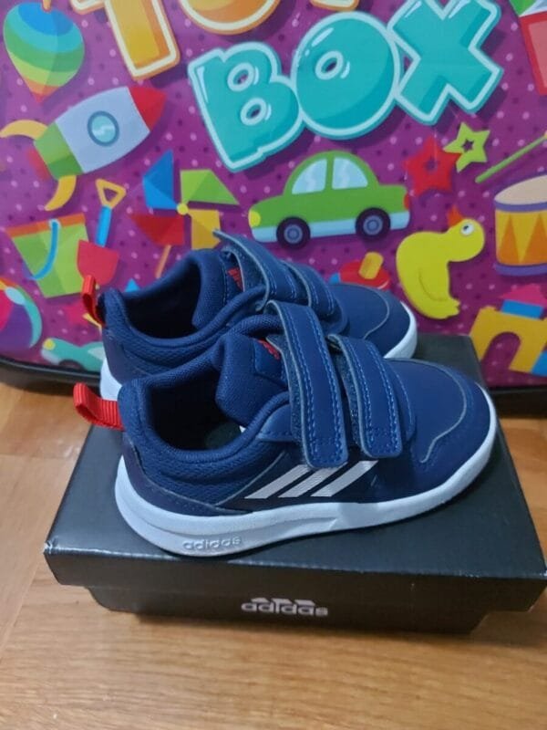 Adidas patike teget nove velicine 22.