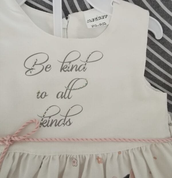 Polovna Haljina bela sa Mini likom velicine 74.