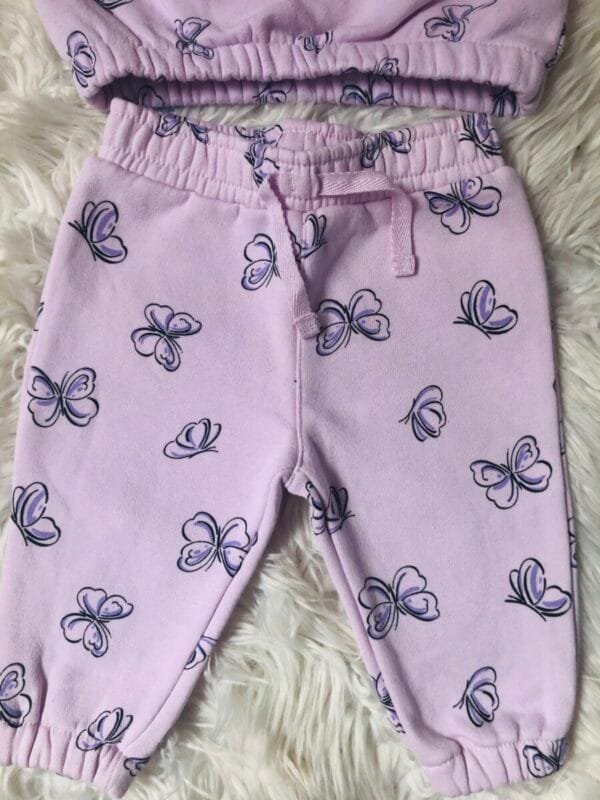 Trenerka sa leptiricima velicine 68.