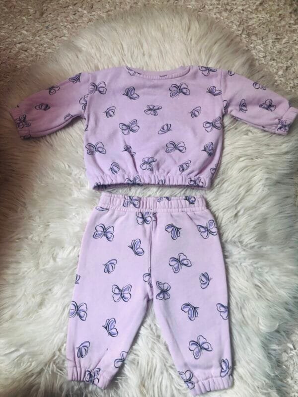 Trenerka sa leptiricima velicine 68.