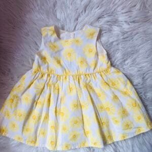 Haljina sa zutim cvetovima velicine 68.