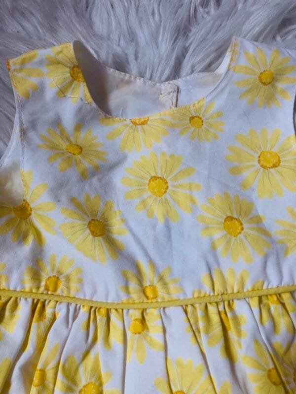 Haljina sa zutim cvetovima velicine 68.