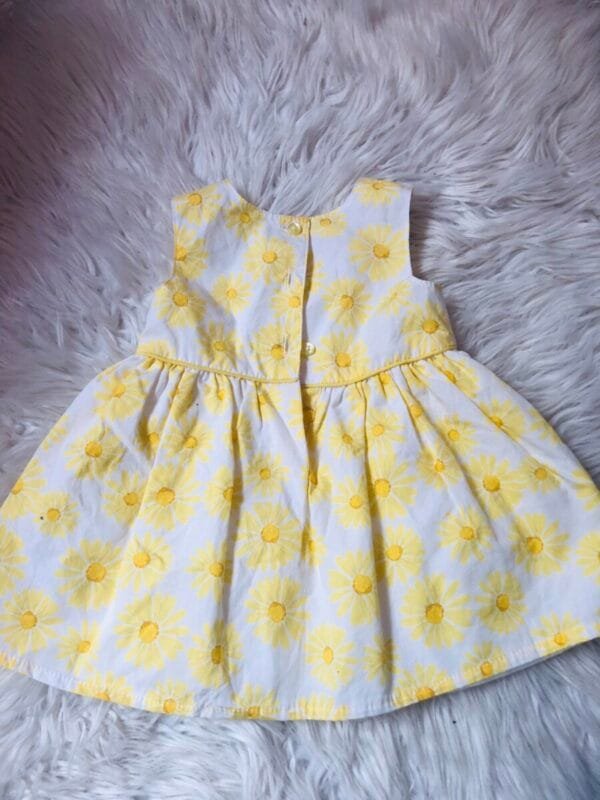 Haljina sa zutim cvetovima velicine 68.