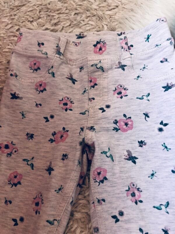 Pantalone za devojcice velicine 104.