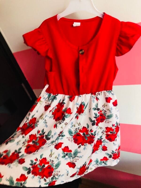 Crvena haljina sa ruzama Shein velicine 116.