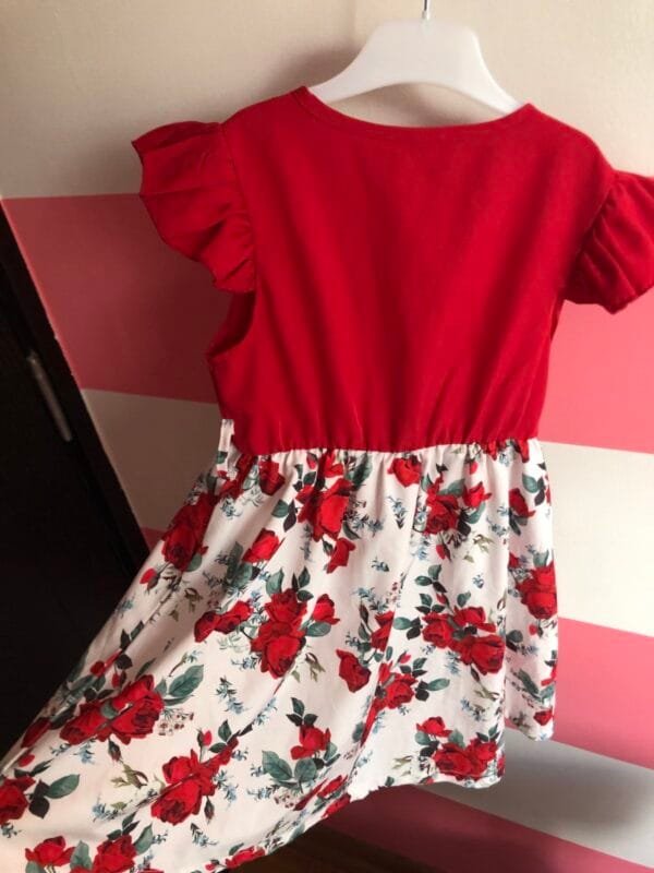 Crvena haljina sa ruzama Shein velicine 116.