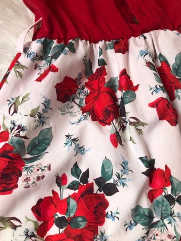 Crvena haljina sa ruzama Shein velicine 116.