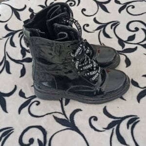 Lakovane polovne cizme za devojcicu velicine 36.